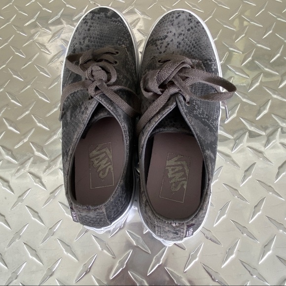 Vans Off the Wall Gray & White Sneakers Snake Skin Print Shoes Women’s Size 7 - Picture 5 of 10